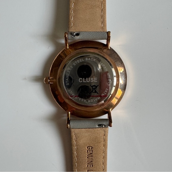 Light grey leather strap watch with black face and rose gold hardware - Picture 7 of 9